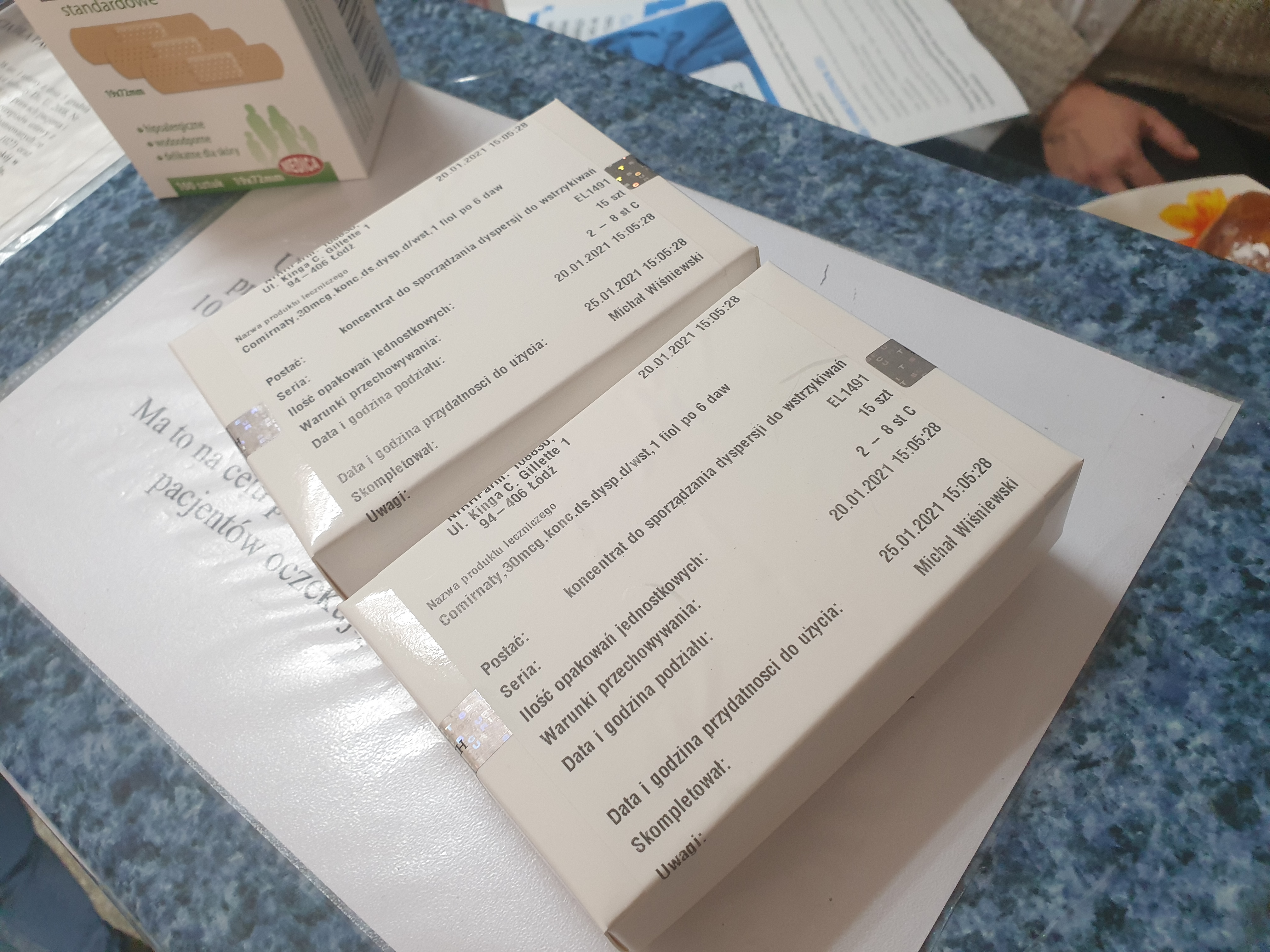 2 pudełka pełne szczepionek Comirnaty